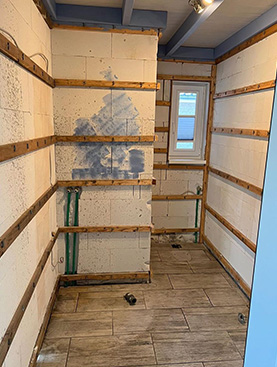 Badezimmer vor der Sanierung – entkernte Wände mit Lattung