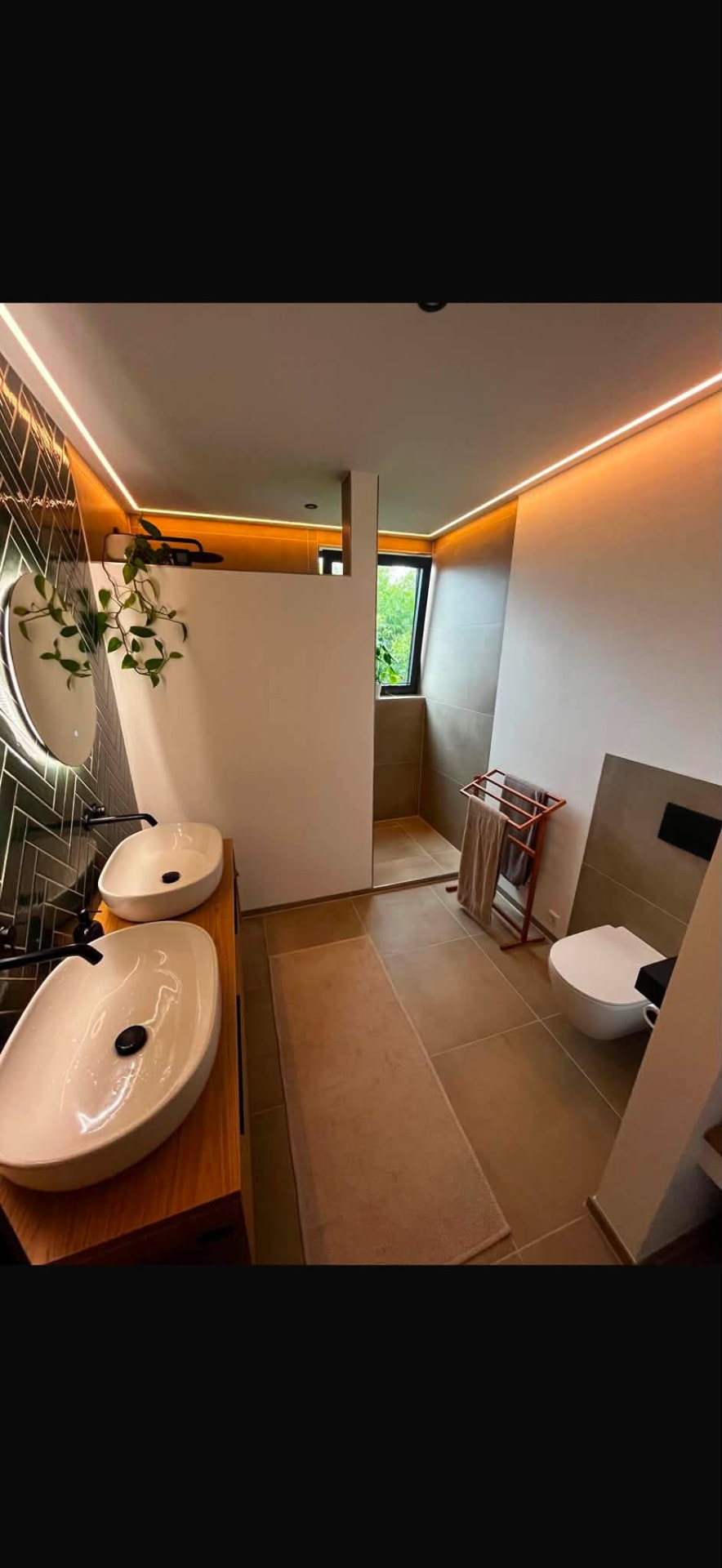Fertiges Traumbadezimmer mit Doppelwaschtisch, Holzoptik und LED-Beleuchtung